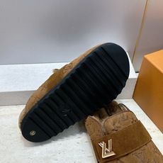 :女码/情侣款 男+10 顶级版 Louis Vuitton 2026秋冬情侣新款勃肯穆勒休闲鞋 LV 字母logo五金 :女码/情侣款 男+10 顶级版 Louis Vuitton 2026秋冬情侣新款勃肯穆勒休闲鞋 LV 字母logo五金