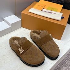 :女码/情侣款 男+10 顶级版 Louis Vuitton 2026秋冬情侣新款勃肯穆勒休闲鞋 LV 字母logo五金 :女码/情侣款 男+10 顶级版 Louis Vuitton 2026秋冬情侣新款勃肯穆勒休闲鞋 LV 字母logo五金