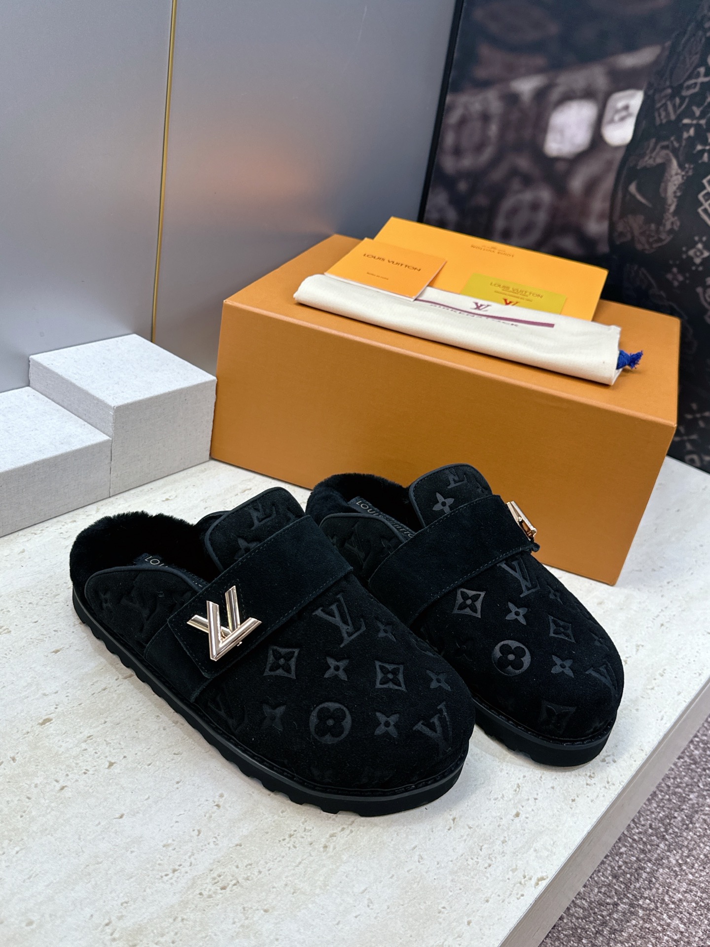 :女码/情侣款 男+10 顶级版 Louis Vuitton 2026秋冬情侣新款勃肯穆勒休闲鞋 LV 字母logo五金 :女码/情侣款 男+10 顶级版 Louis Vuitton 2026秋冬情侣新款勃肯穆勒休闲鞋 LV 字母logo五金