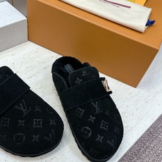 :女码/情侣款 男+10 顶级版 Louis Vuitton 2026秋冬情侣新款勃肯穆勒休闲鞋 LV 字母logo五金 :女码/情侣款 男+10 顶级版 Louis Vuitton 2026秋冬情侣新款勃肯穆勒休闲鞋 LV 字母logo五金