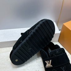 :女码/情侣款 男+10 顶级版 Louis Vuitton 2026秋冬情侣新款勃肯穆勒休闲鞋 LV 字母logo五金 :女码/情侣款 男+10 顶级版 Louis Vuitton 2026秋冬情侣新款勃肯穆勒休闲鞋 LV 字母logo五金