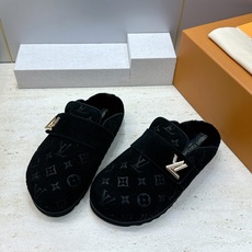 :女码/情侣款 男+10 顶级版 Louis Vuitton 2026秋冬情侣新款勃肯穆勒休闲鞋 LV 字母logo五金 :女码/情侣款 男+10 顶级版 Louis Vuitton 2026秋冬情侣新款勃肯穆勒休闲鞋 LV 字母logo五金