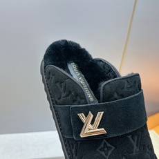 :女码/情侣款 男+10 顶级版 Louis Vuitton 2026秋冬情侣新款勃肯穆勒休闲鞋 LV 字母logo五金 :女码/情侣款 男+10 顶级版 Louis Vuitton 2026秋冬情侣新款勃肯穆勒休闲鞋 LV 字母logo五金