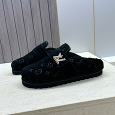 :女码/情侣款 男+10 顶级版 Louis Vuitton 2026秋冬情侣新款勃肯穆勒休闲鞋 LV 字母logo五金 :女码/情侣款 男+10 顶级版 Louis Vuitton 2026秋冬情侣新款勃肯穆勒休闲鞋 LV 字母logo五金