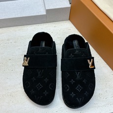 :女码/情侣款 男+10 顶级版 Louis Vuitton 2026秋冬情侣新款勃肯穆勒休闲鞋 LV 字母logo五金 :女码/情侣款 男+10 顶级版 Louis Vuitton 2026秋冬情侣新款勃肯穆勒休闲鞋 LV 字母logo五金