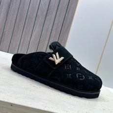 :女码/情侣款 男+10 顶级版 Louis Vuitton 2026秋冬情侣新款勃肯穆勒休闲鞋 LV 字母logo五金 :女码/情侣款 男+10 顶级版 Louis Vuitton 2026秋冬情侣新款勃肯穆勒休闲鞋 LV 字母logo五金