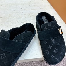 :女码/情侣款 男+10 顶级版 Louis Vuitton 2026秋冬情侣新款勃肯穆勒休闲鞋 LV 字母logo五金 :女码/情侣款 男+10 顶级版 Louis Vuitton 2026秋冬情侣新款勃肯穆勒休闲鞋 LV 字母logo五金