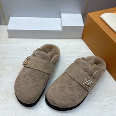 :女码/情侣款 男+10 顶级版 Louis Vuitton 2026秋冬情侣新款勃肯穆勒休闲鞋 LV 字母logo五金 :女码/情侣款 男+10 顶级版 Louis Vuitton 2026秋冬情侣新款勃肯穆勒休闲鞋 LV 字母logo五金