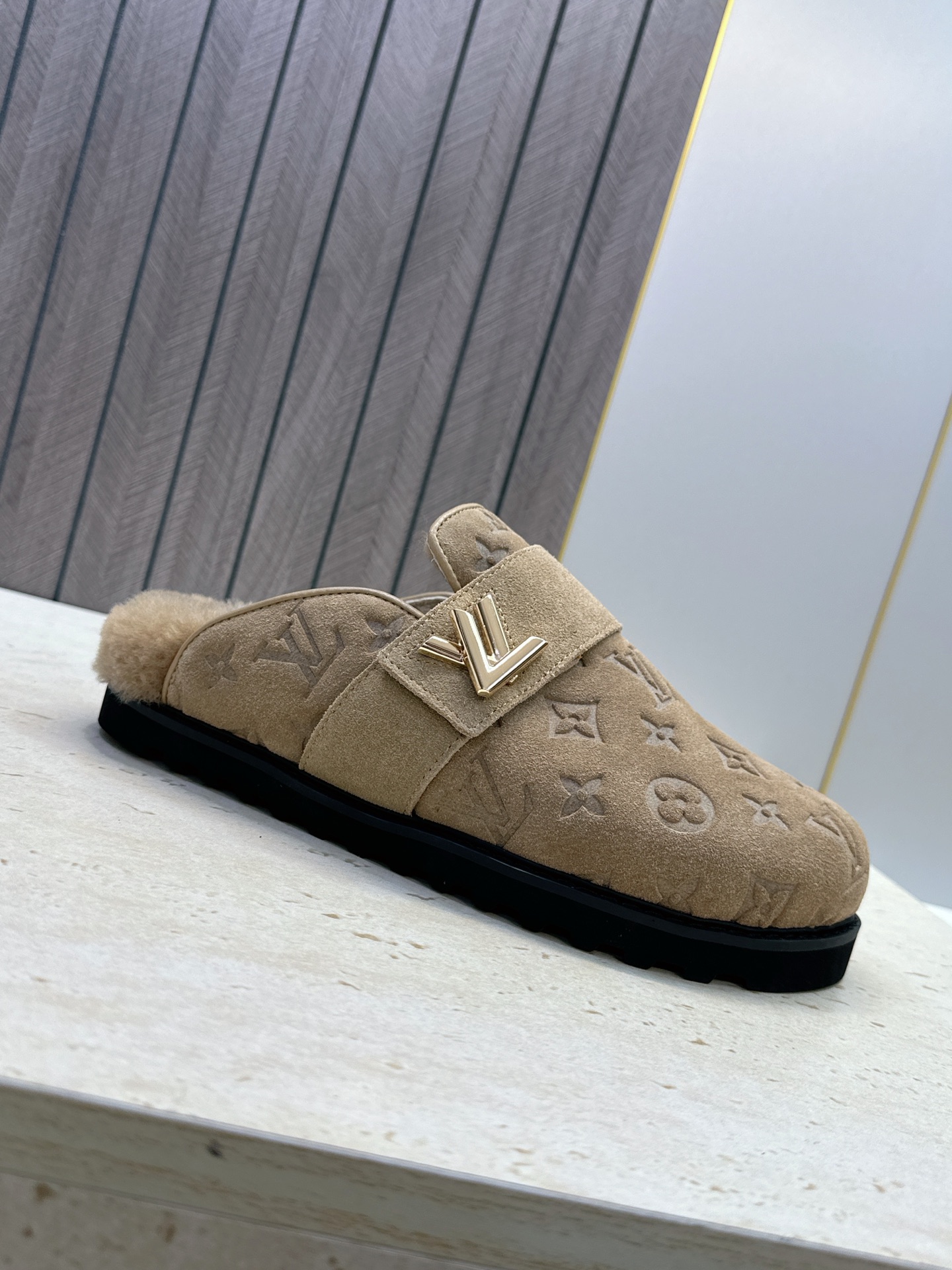 :女码/情侣款 男+10 顶级版 Louis Vuitton 2026秋冬情侣新款勃肯穆勒休闲鞋 LV 字母logo五金 :女码/情侣款 男+10 顶级版 Louis Vuitton 2026秋冬情侣新款勃肯穆勒休闲鞋 LV 字母logo五金