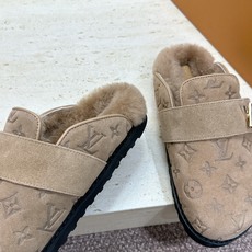 :女码/情侣款 男+10 顶级版 Louis Vuitton 2026秋冬情侣新款勃肯穆勒休闲鞋 LV 字母logo五金 :女码/情侣款 男+10 顶级版 Louis Vuitton 2026秋冬情侣新款勃肯穆勒休闲鞋 LV 字母logo五金