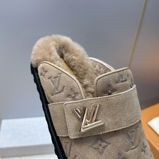 :女码/情侣款 男+10 顶级版 Louis Vuitton 2026秋冬情侣新款勃肯穆勒休闲鞋 LV 字母logo五金 :女码/情侣款 男+10 顶级版 Louis Vuitton 2026秋冬情侣新款勃肯穆勒休闲鞋 LV 字母logo五金