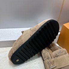 :女码/情侣款 男+10 顶级版 Louis Vuitton 2026秋冬情侣新款勃肯穆勒休闲鞋 LV 字母logo五金 :女码/情侣款 男+10 顶级版 Louis Vuitton 2026秋冬情侣新款勃肯穆勒休闲鞋 LV 字母logo五金