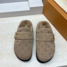 :女码/情侣款 男+10 顶级版 Louis Vuitton 2026秋冬情侣新款勃肯穆勒休闲鞋 LV 字母logo五金 :女码/情侣款 男+10 顶级版 Louis Vuitton 2026秋冬情侣新款勃肯穆勒休闲鞋 LV 字母logo五金