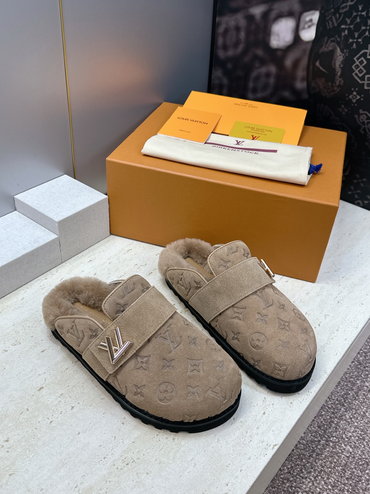 :女码/情侣款 男+10 顶级版 Louis Vuitton 2026秋冬情侣新款勃肯穆勒休闲鞋 LV 字母logo五金 :女码/情侣款 男+10 顶级版 Louis Vuitton 2026秋冬情侣新款勃肯穆勒休闲鞋 LV 字母logo五金