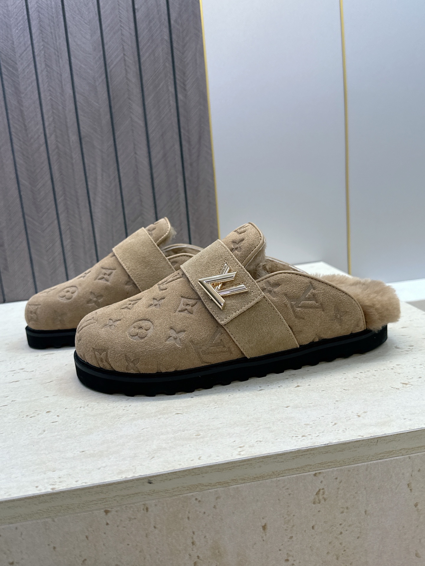 :女码/情侣款 男+10 顶级版 Louis Vuitton 2026秋冬情侣新款勃肯穆勒休闲鞋 LV 字母logo五金 :女码/情侣款 男+10 顶级版 Louis Vuitton 2026秋冬情侣新款勃肯穆勒休闲鞋 LV 字母logo五金
