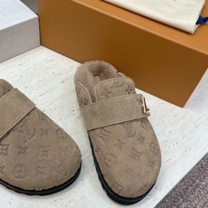 :女码/情侣款 男+10 顶级版 Louis Vuitton 2026秋冬情侣新款勃肯穆勒休闲鞋 LV 字母logo五金 :女码/情侣款 男+10 顶级版 Louis Vuitton 2026秋冬情侣新款勃肯穆勒休闲鞋 LV 字母logo五金
