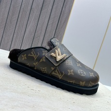 :女码/情侣款 男+10 顶级版 Louis Vuitton 2026秋冬情侣新款勃肯穆勒休闲鞋 LV 字母logo五金 :女码/情侣款 男+10 顶级版 Louis Vuitton 2026秋冬情侣新款勃肯穆勒休闲鞋 LV 字母logo五金