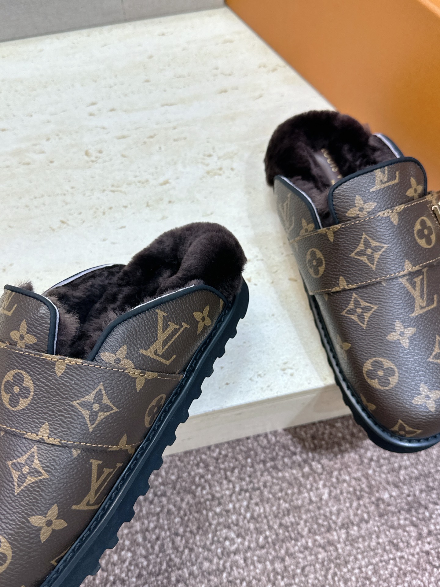 :女码/情侣款 男+10 顶级版 Louis Vuitton 2026秋冬情侣新款勃肯穆勒休闲鞋 LV 字母logo五金 :女码/情侣款 男+10 顶级版 Louis Vuitton 2026秋冬情侣新款勃肯穆勒休闲鞋 LV 字母logo五金