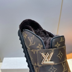 :女码/情侣款 男+10 顶级版 Louis Vuitton 2026秋冬情侣新款勃肯穆勒休闲鞋 LV 字母logo五金 :女码/情侣款 男+10 顶级版 Louis Vuitton 2026秋冬情侣新款勃肯穆勒休闲鞋 LV 字母logo五金
