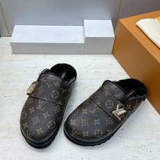:女码/情侣款 男+10 顶级版 Louis Vuitton 2026秋冬情侣新款勃肯穆勒休闲鞋 LV 字母logo五金 :女码/情侣款 男+10 顶级版 Louis Vuitton 2026秋冬情侣新款勃肯穆勒休闲鞋 LV 字母logo五金