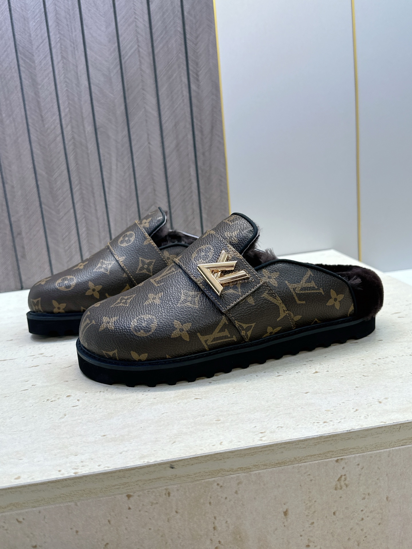 :女码/情侣款 男+10 顶级版 Louis Vuitton 2026秋冬情侣新款勃肯穆勒休闲鞋 LV 字母logo五金 :女码/情侣款 男+10 顶级版 Louis Vuitton 2026秋冬情侣新款勃肯穆勒休闲鞋 LV 字母logo五金