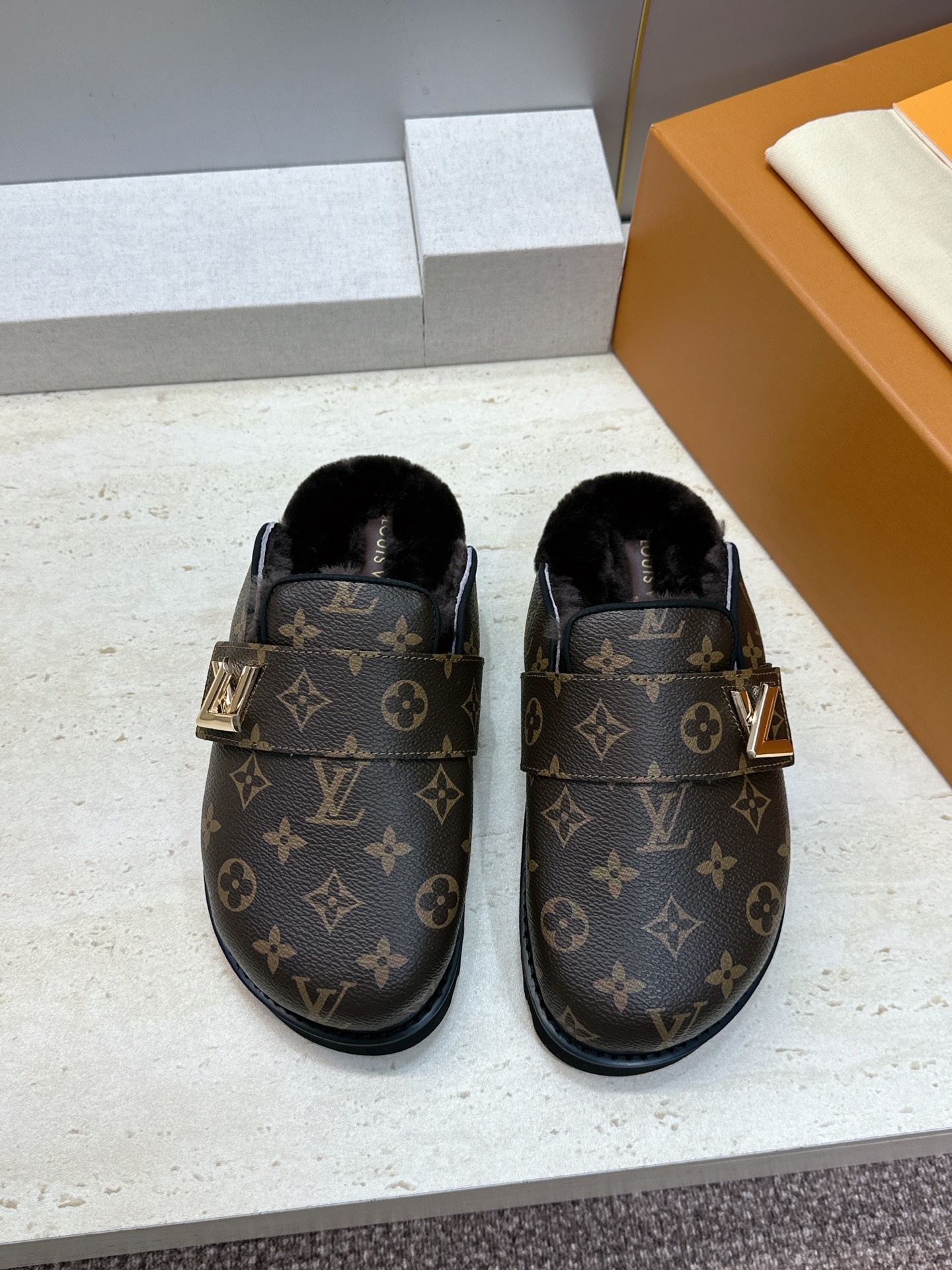 :女码/情侣款 男+10 顶级版 Louis Vuitton 2026秋冬情侣新款勃肯穆勒休闲鞋 LV 字母logo五金 :女码/情侣款 男+10 顶级版 Louis Vuitton 2026秋冬情侣新款勃肯穆勒休闲鞋 LV 字母logo五金