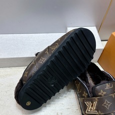 :女码/情侣款 男+10 顶级版 Louis Vuitton 2026秋冬情侣新款勃肯穆勒休闲鞋 LV 字母logo五金 :女码/情侣款 男+10 顶级版 Louis Vuitton 2026秋冬情侣新款勃肯穆勒休闲鞋 LV 字母logo五金