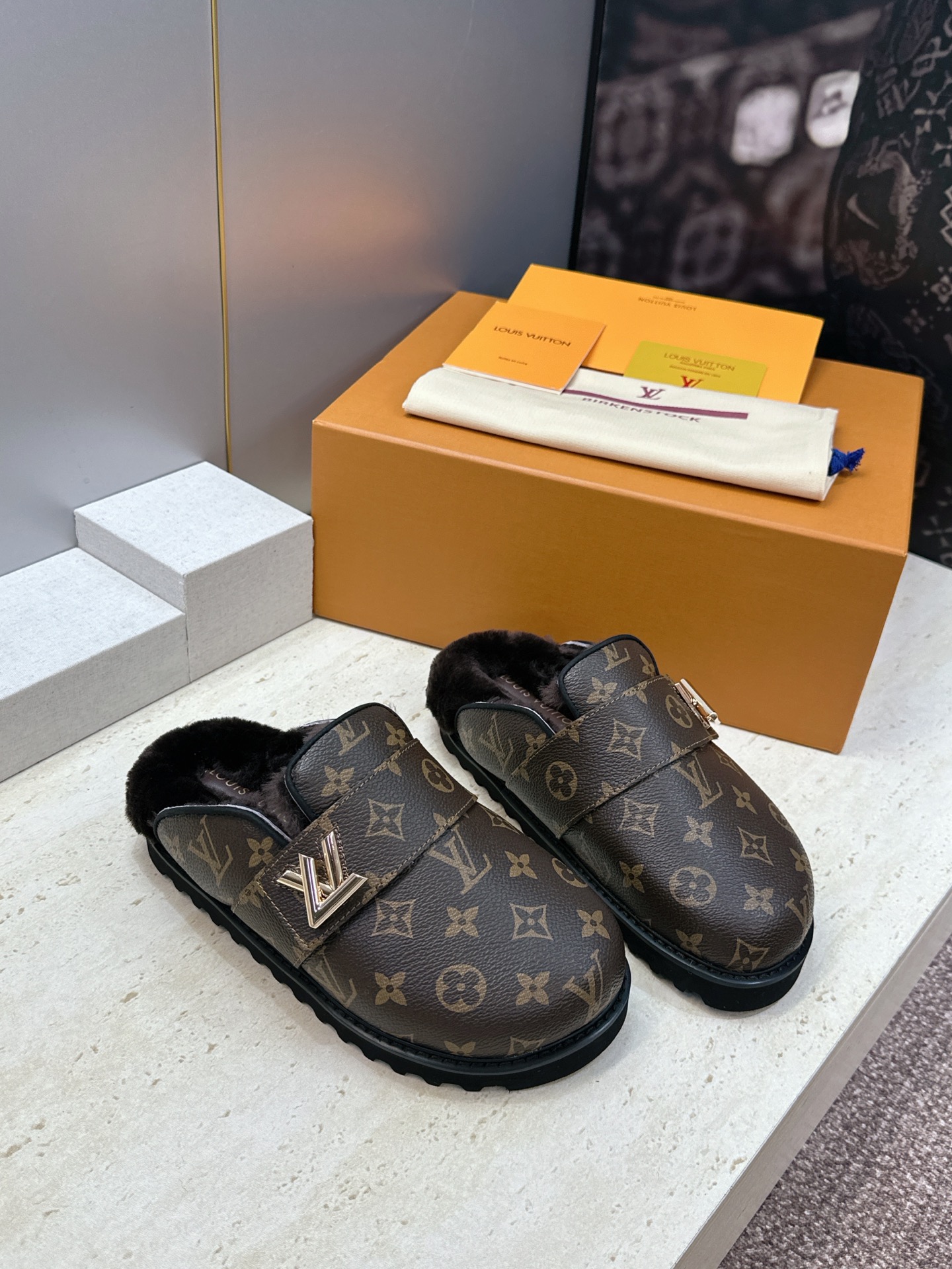 :女码/情侣款 男+10 顶级版 Louis Vuitton 2026秋冬情侣新款勃肯穆勒休闲鞋 LV 字母logo五金 :女码/情侣款 男+10 顶级版 Louis Vuitton 2026秋冬情侣新款勃肯穆勒休闲鞋 LV 字母logo五金