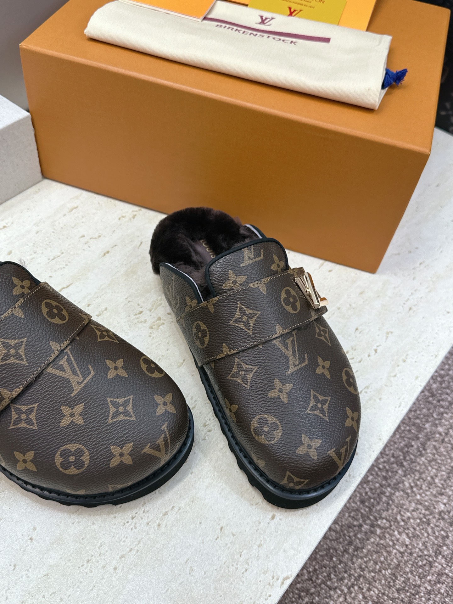 :女码/情侣款 男+10 顶级版 Louis Vuitton 2026秋冬情侣新款勃肯穆勒休闲鞋 LV 字母logo五金 :女码/情侣款 男+10 顶级版 Louis Vuitton 2026秋冬情侣新款勃肯穆勒休闲鞋 LV 字母logo五金