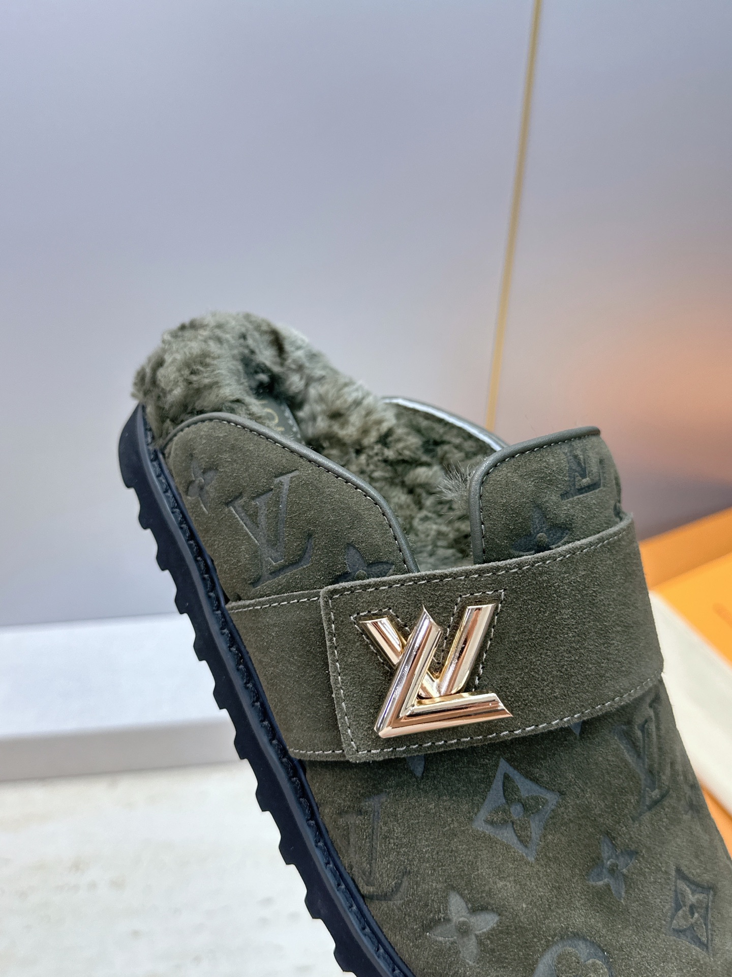 :女码/情侣款 男+10 顶级版 Louis Vuitton 2026秋冬情侣新款勃肯穆勒休闲鞋 LV 字母logo五金