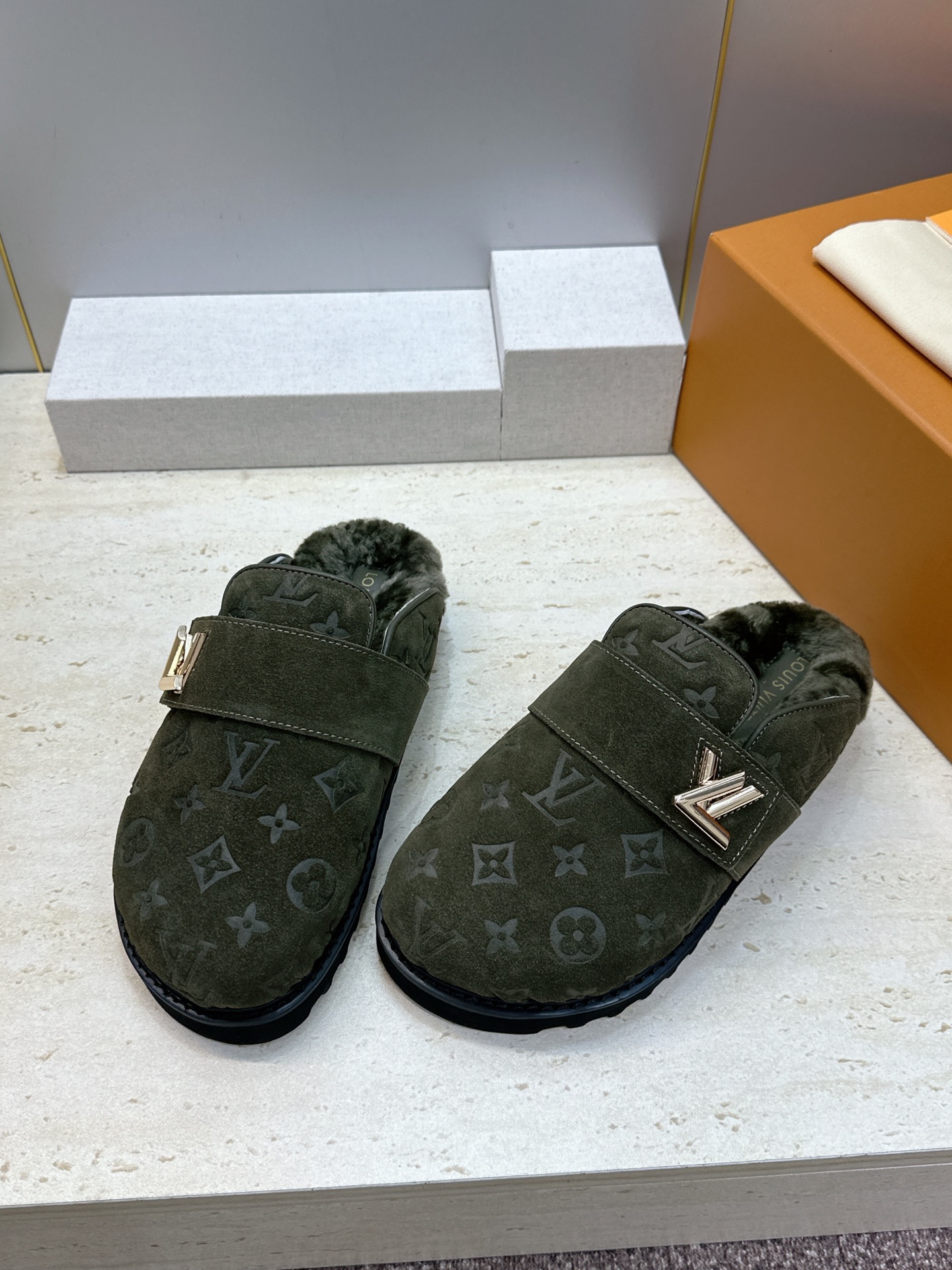 :女码/情侣款 男+10 顶级版 Louis Vuitton 2026秋冬情侣新款勃肯穆勒休闲鞋 LV 字母logo五金