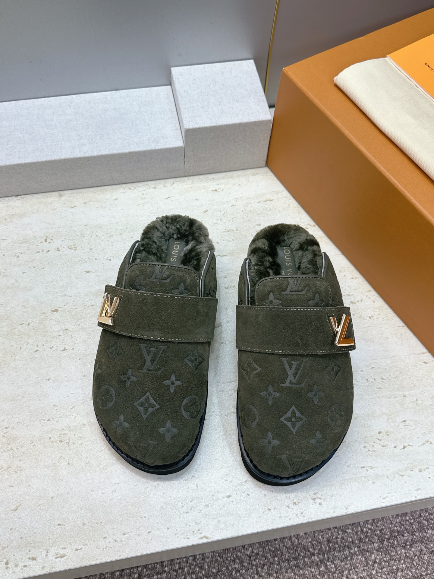 :女码/情侣款 男+10 顶级版 Louis Vuitton 2026秋冬情侣新款勃肯穆勒休闲鞋 LV 字母logo五金
