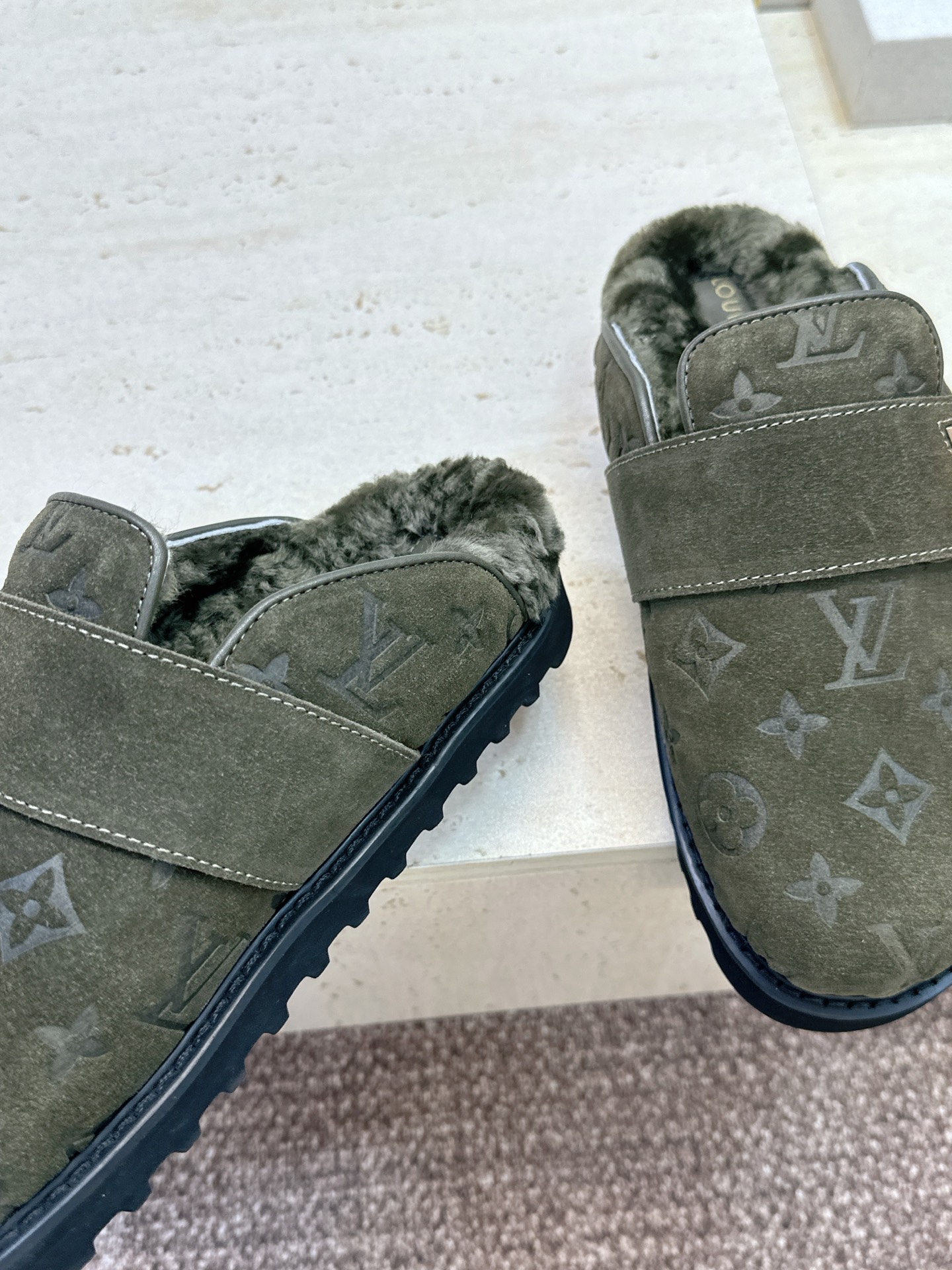 :女码/情侣款 男+10 顶级版 Louis Vuitton 2026秋冬情侣新款勃肯穆勒休闲鞋 LV 字母logo五金