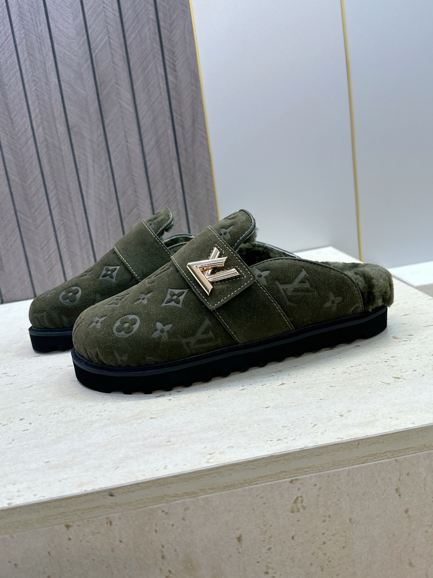 :女码/情侣款 男+10 顶级版 Louis Vuitton 2026秋冬情侣新款勃肯穆勒休闲鞋 LV 字母logo五金