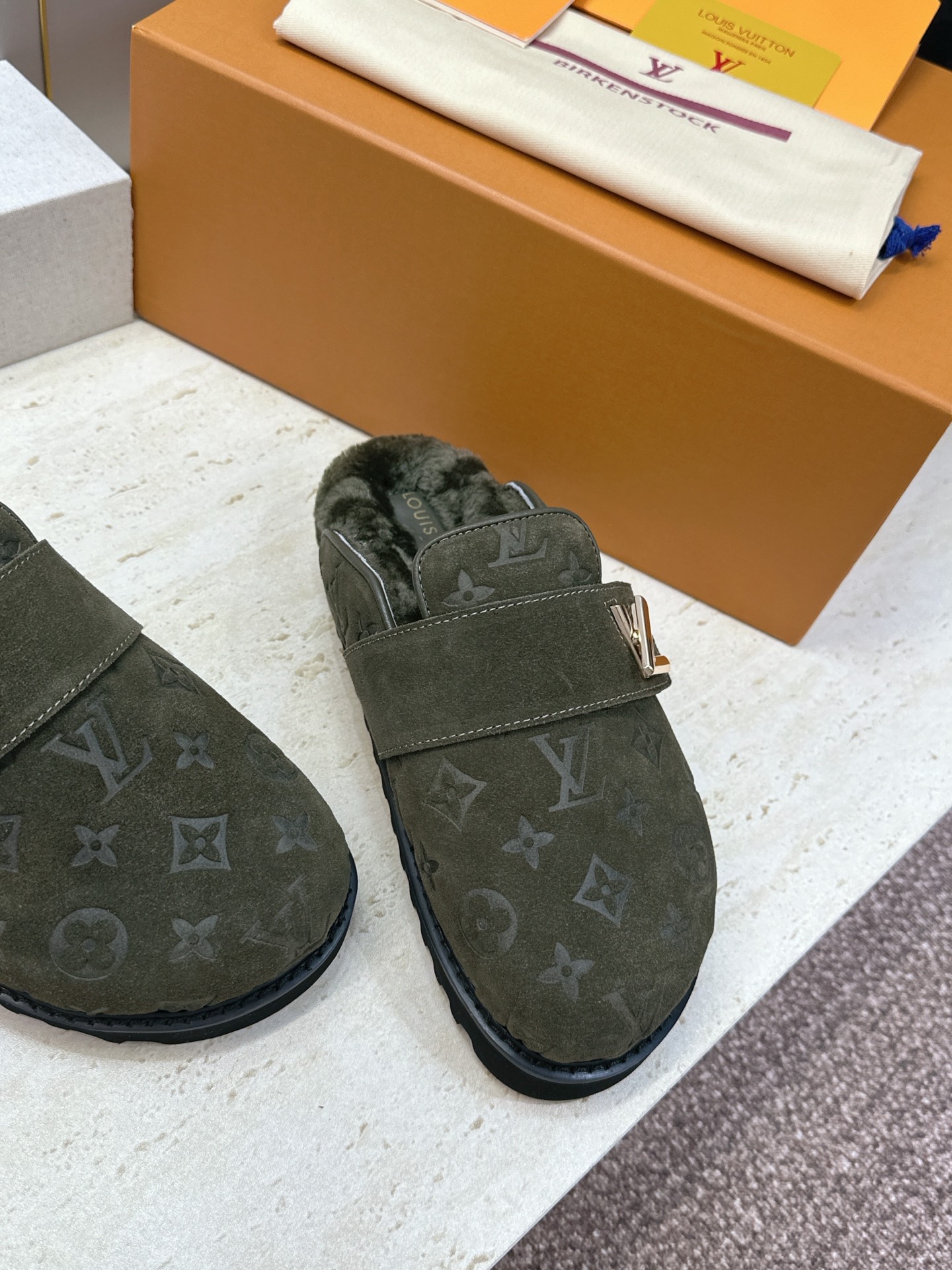 :女码/情侣款 男+10 顶级版 Louis Vuitton 2026秋冬情侣新款勃肯穆勒休闲鞋 LV 字母logo五金
