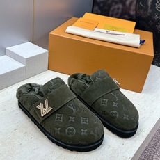 :女码/情侣款 男+10 顶级版 Louis Vuitton 2026秋冬情侣新款勃肯穆勒休闲鞋 LV 字母logo五金 :女码/情侣款 男+10 顶级版 Louis Vuitton 2026秋冬情侣新款勃肯穆勒休闲鞋 LV 字母logo五金