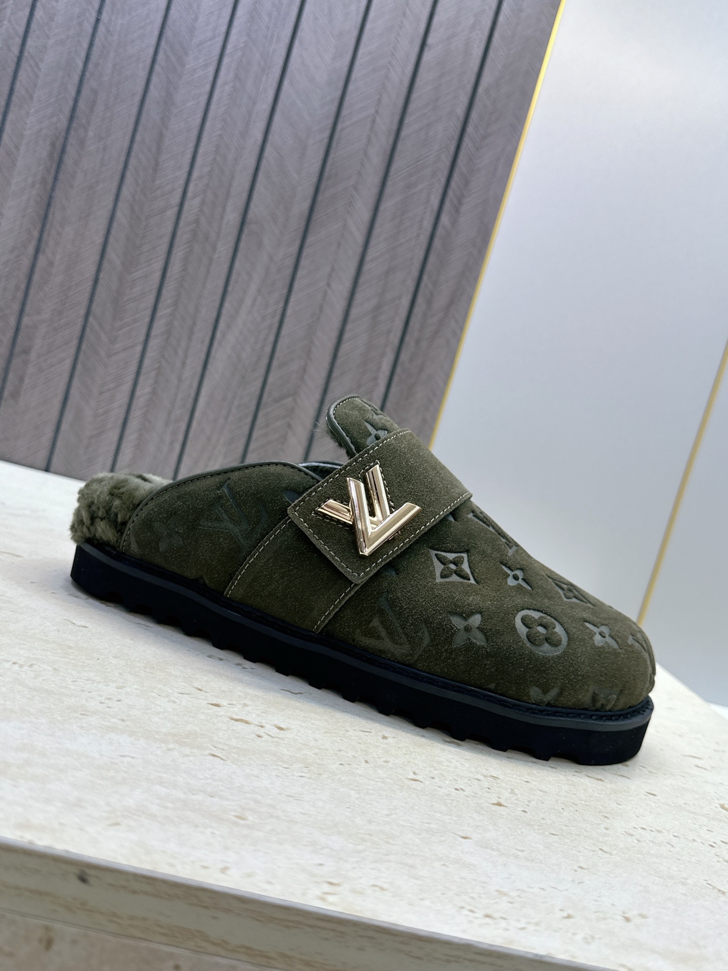 :女码/情侣款 男+10 顶级版 Louis Vuitton 2026秋冬情侣新款勃肯穆勒休闲鞋 LV 字母logo五金