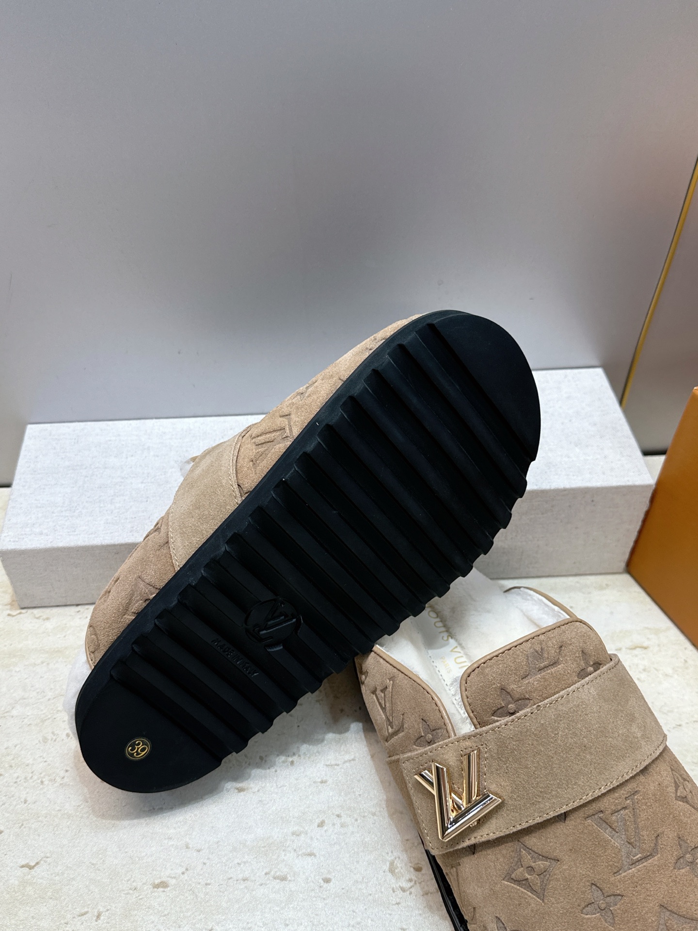 :女码/情侣款 男+10 顶级版 Louis Vuitton 2026秋冬情侣新款勃肯穆勒休闲鞋 LV 字母logo五金 :女码/情侣款 男+10 顶级版 Louis Vuitton 2026秋冬情侣新款勃肯穆勒休闲鞋 LV 字母logo五金