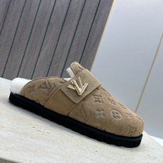 :女码/情侣款 男+10 顶级版 Louis Vuitton 2026秋冬情侣新款勃肯穆勒休闲鞋 LV 字母logo五金 :女码/情侣款 男+10 顶级版 Louis Vuitton 2026秋冬情侣新款勃肯穆勒休闲鞋 LV 字母logo五金
