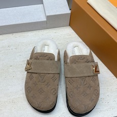 :女码/情侣款 男+10 顶级版 Louis Vuitton 2026秋冬情侣新款勃肯穆勒休闲鞋 LV 字母logo五金 :女码/情侣款 男+10 顶级版 Louis Vuitton 2026秋冬情侣新款勃肯穆勒休闲鞋 LV 字母logo五金