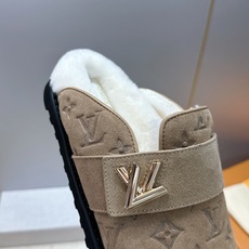 :女码/情侣款 男+10 顶级版 Louis Vuitton 2026秋冬情侣新款勃肯穆勒休闲鞋 LV 字母logo五金 :女码/情侣款 男+10 顶级版 Louis Vuitton 2026秋冬情侣新款勃肯穆勒休闲鞋 LV 字母logo五金