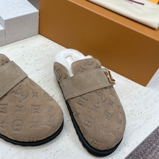 :女码/情侣款 男+10 顶级版 Louis Vuitton 2026秋冬情侣新款勃肯穆勒休闲鞋 LV 字母logo五金 :女码/情侣款 男+10 顶级版 Louis Vuitton 2026秋冬情侣新款勃肯穆勒休闲鞋 LV 字母logo五金
