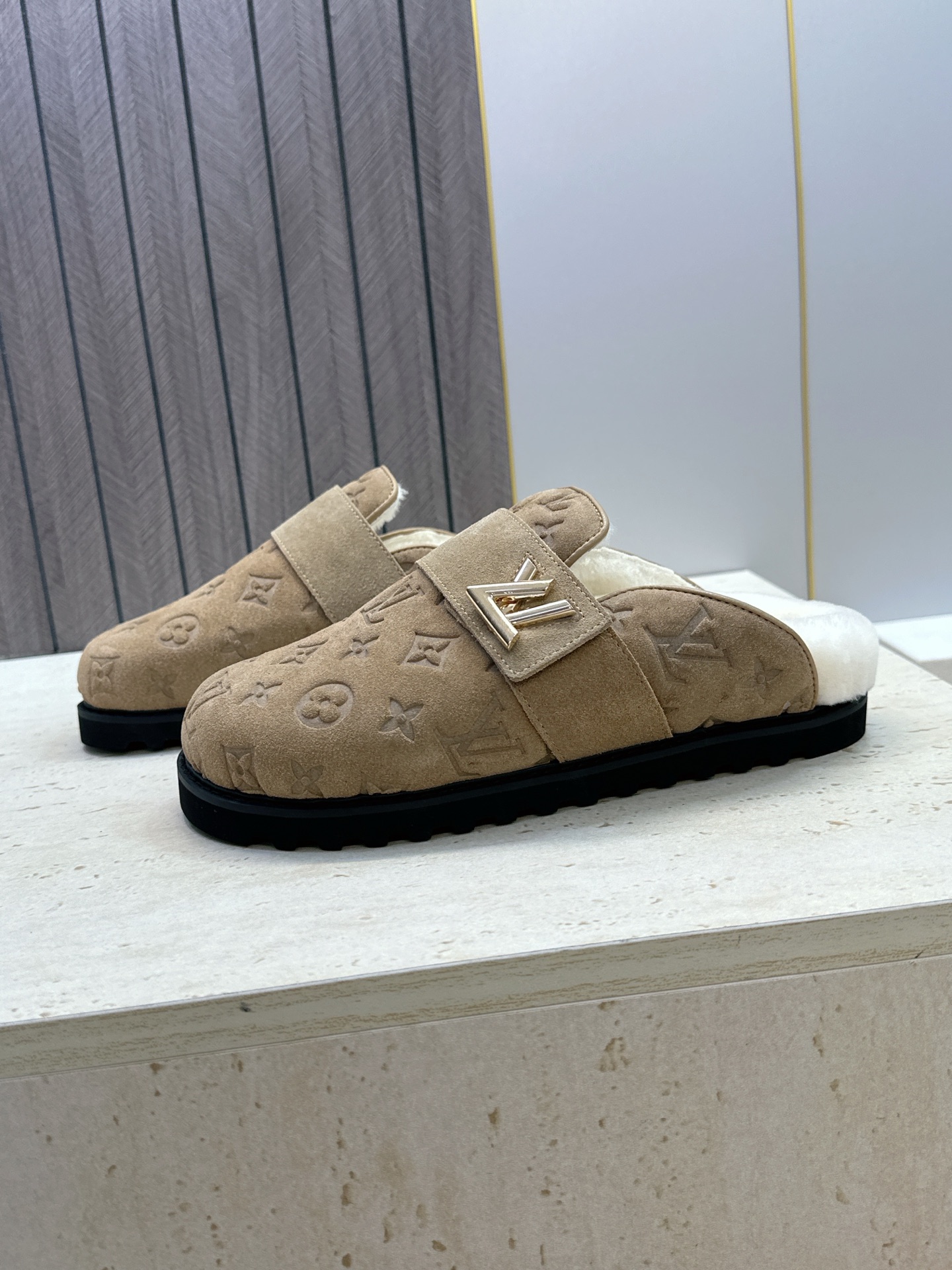 :女码/情侣款 男+10 顶级版 Louis Vuitton 2026秋冬情侣新款勃肯穆勒休闲鞋 LV 字母logo五金 :女码/情侣款 男+10 顶级版 Louis Vuitton 2026秋冬情侣新款勃肯穆勒休闲鞋 LV 字母logo五金
