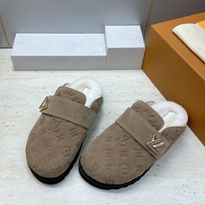 :女码/情侣款 男+10 顶级版 Louis Vuitton 2026秋冬情侣新款勃肯穆勒休闲鞋 LV 字母logo五金 :女码/情侣款 男+10 顶级版 Louis Vuitton 2026秋冬情侣新款勃肯穆勒休闲鞋 LV 字母logo五金