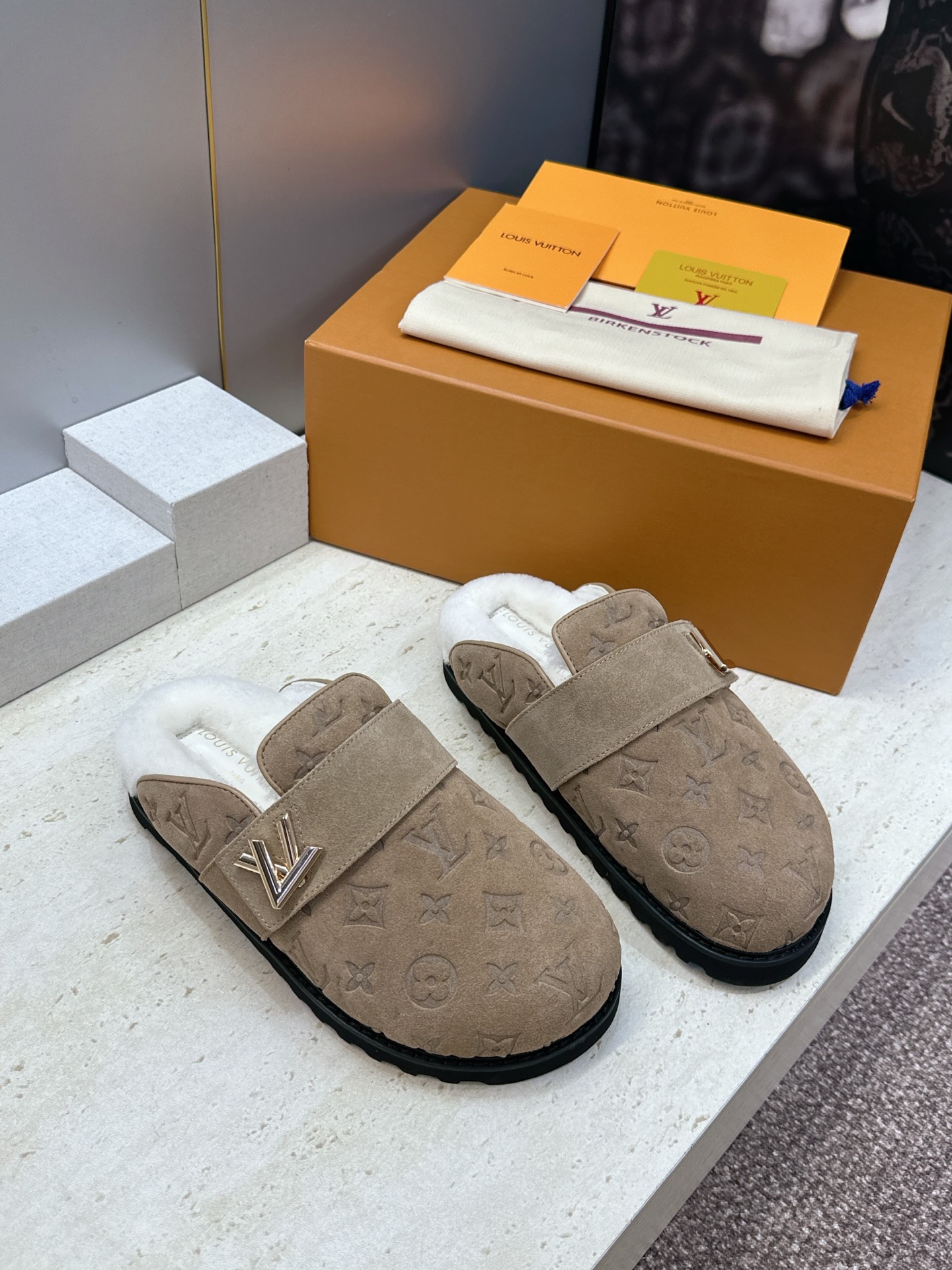 :女码/情侣款 男+10 顶级版 Louis Vuitton 2026秋冬情侣新款勃肯穆勒休闲鞋 LV 字母logo五金 :女码/情侣款 男+10 顶级版 Louis Vuitton 2026秋冬情侣新款勃肯穆勒休闲鞋 LV 字母logo五金