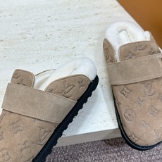 :女码/情侣款 男+10 顶级版 Louis Vuitton 2026秋冬情侣新款勃肯穆勒休闲鞋 LV 字母logo五金 :女码/情侣款 男+10 顶级版 Louis Vuitton 2026秋冬情侣新款勃肯穆勒休闲鞋 LV 字母logo五金