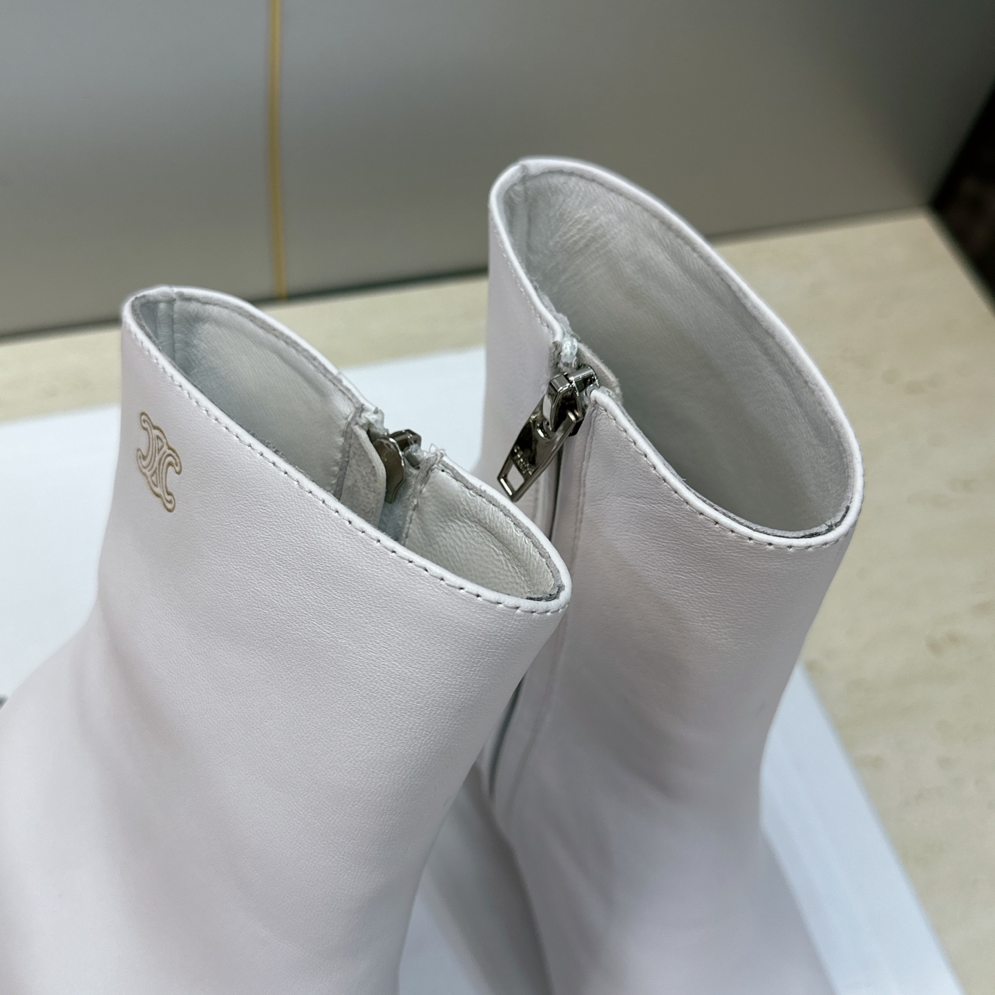 CELINE 2026秋冬新款中跟及裸机车女短靴 瑟琳字母logo粗跟尖头侧拉链拼色马丁骑士靴 材质鞋面定制进口小牛皮+ CELINE 2026秋冬新款中跟及裸机车女短靴 瑟琳字母logo粗跟尖头侧拉链拼色马丁骑士靴 材质鞋面定制进口小牛皮+