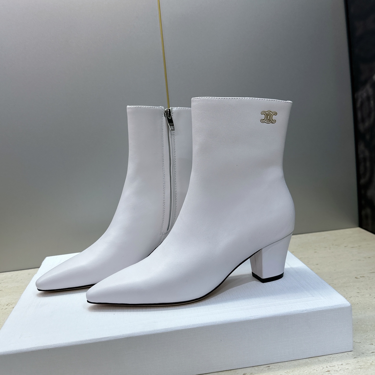 CELINE 2026秋冬新款中跟及裸机车女短靴 瑟琳字母logo粗跟尖头侧拉链拼色马丁骑士靴 材质鞋面定制进口小牛皮+ CELINE 2026秋冬新款中跟及裸机车女短靴 瑟琳字母logo粗跟尖头侧拉链拼色马丁骑士靴 材质鞋面定制进口小牛皮+