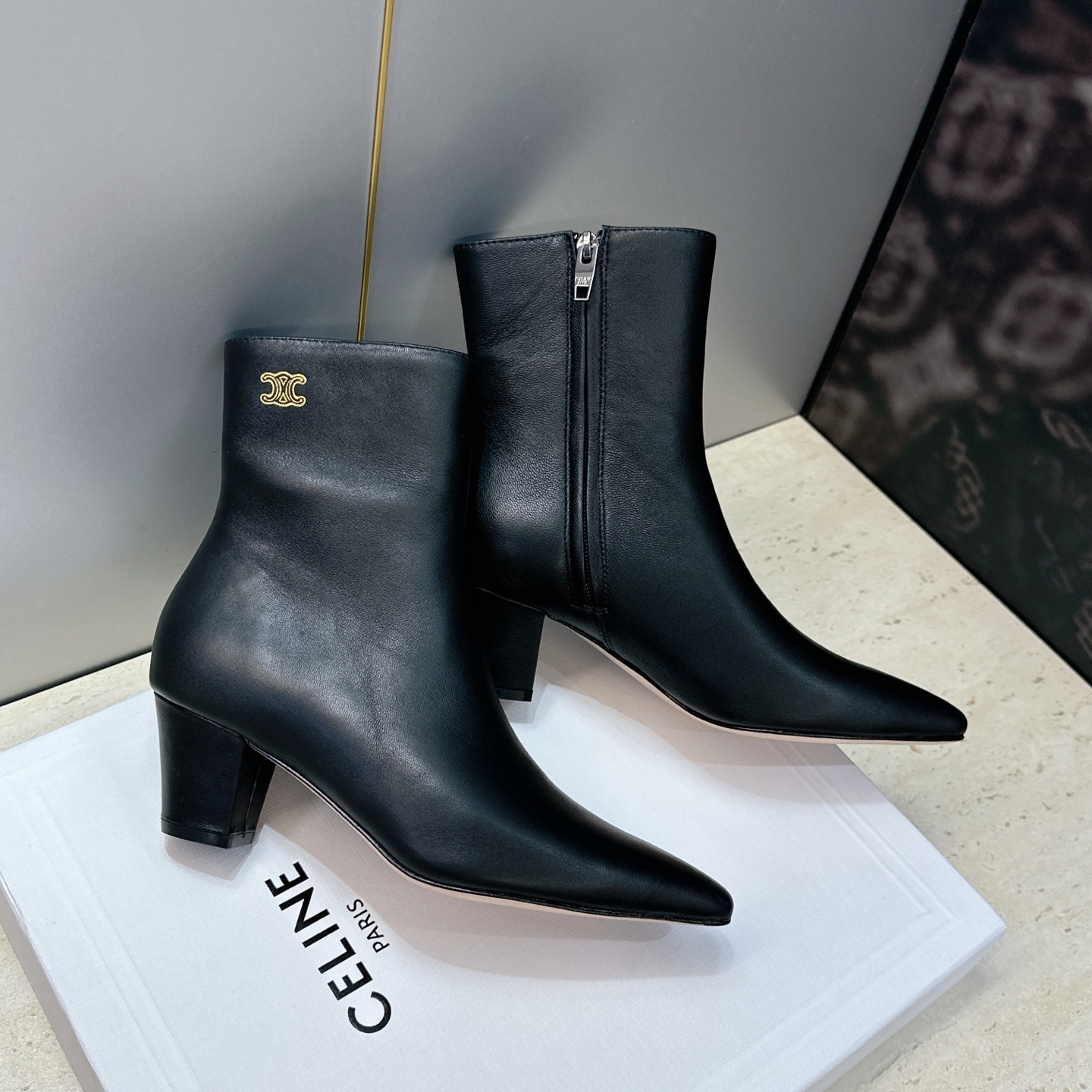 CELINE 2026秋冬新款中跟及裸机车女短靴 瑟琳字母logo粗跟尖头侧拉链拼色马丁骑士靴 材质鞋面定制进口小牛皮+ CELINE 2026秋冬新款中跟及裸机车女短靴 瑟琳字母logo粗跟尖头侧拉链拼色马丁骑士靴 材质鞋面定制进口小牛皮+