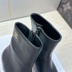 CELINE 2026秋冬新款中跟及裸机车女短靴 瑟琳字母logo粗跟尖头侧拉链拼色马丁骑士靴 材质鞋面定制进口小牛皮+ CELINE 2026秋冬新款中跟及裸机车女短靴 瑟琳字母logo粗跟尖头侧拉链拼色马丁骑士靴 材质鞋面定制进口小牛皮+